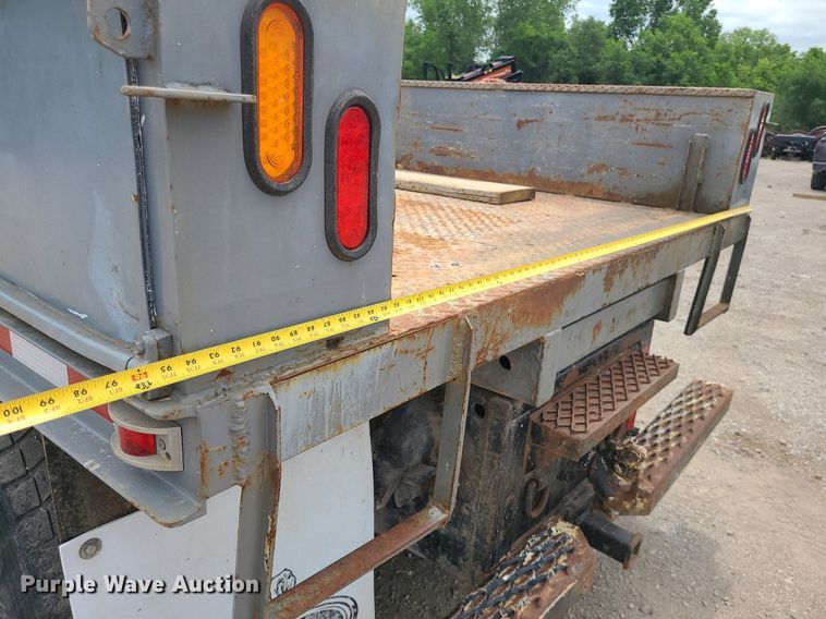 image for item MO9968 1988 Mack R690T  flatbed truck