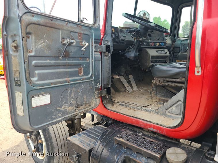 image for item MO9968 1988 Mack R690T  flatbed truck