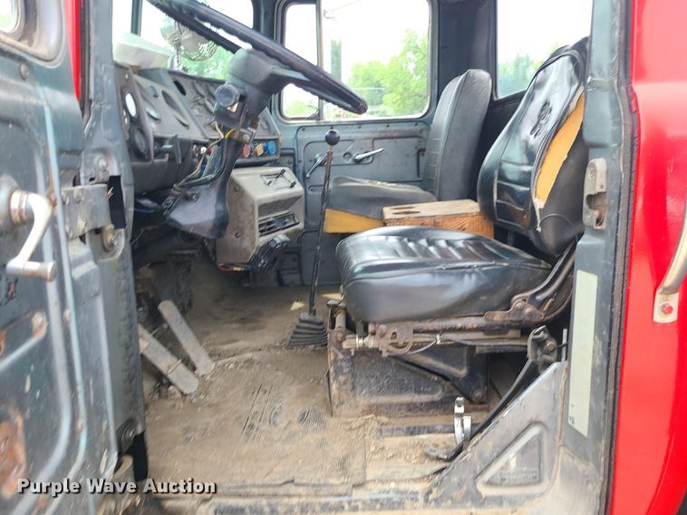 image for item MO9968 1988 Mack R690T  flatbed truck