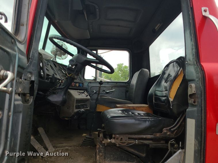 image for item MO9968 1988 Mack R690T  flatbed truck