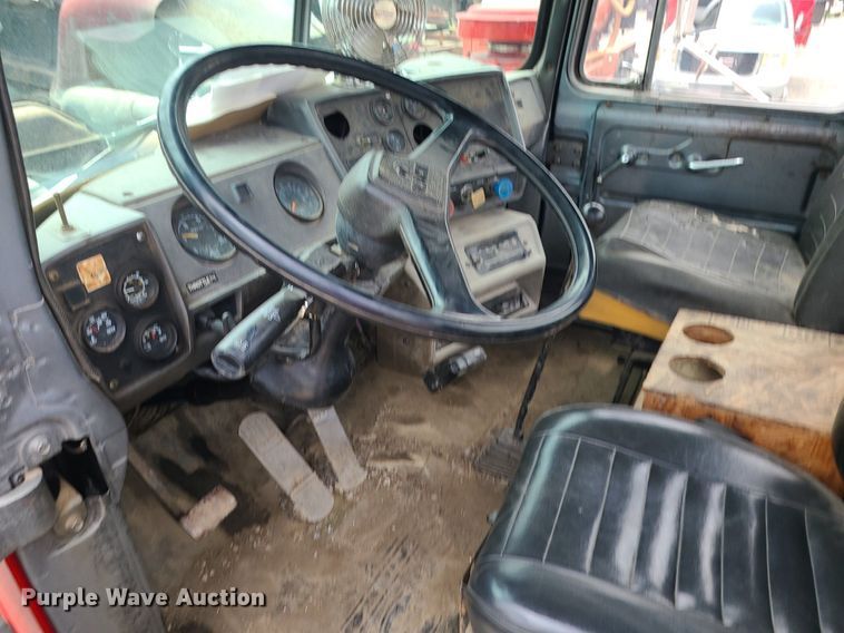 image for item MO9968 1988 Mack R690T  flatbed truck