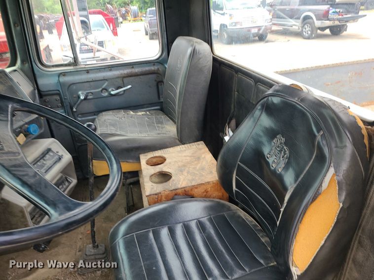 image for item MO9968 1988 Mack R690T  flatbed truck