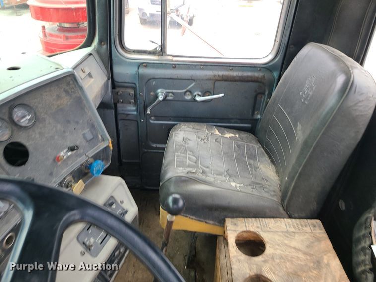 image for item MO9968 1988 Mack R690T  flatbed truck