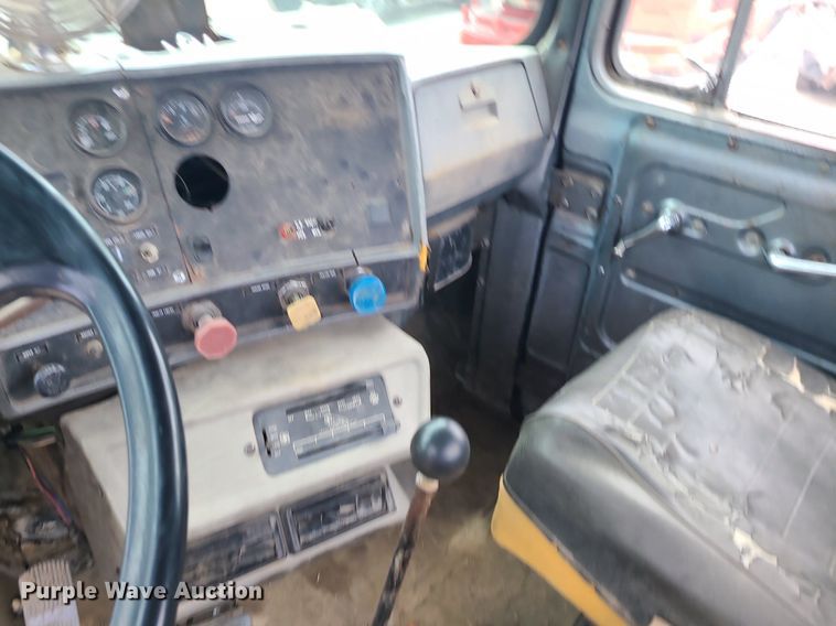 image for item MO9968 1988 Mack R690T  flatbed truck