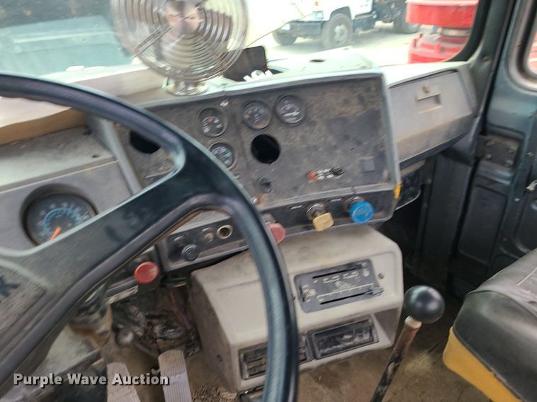 image for item MO9968 1988 Mack R690T  flatbed truck