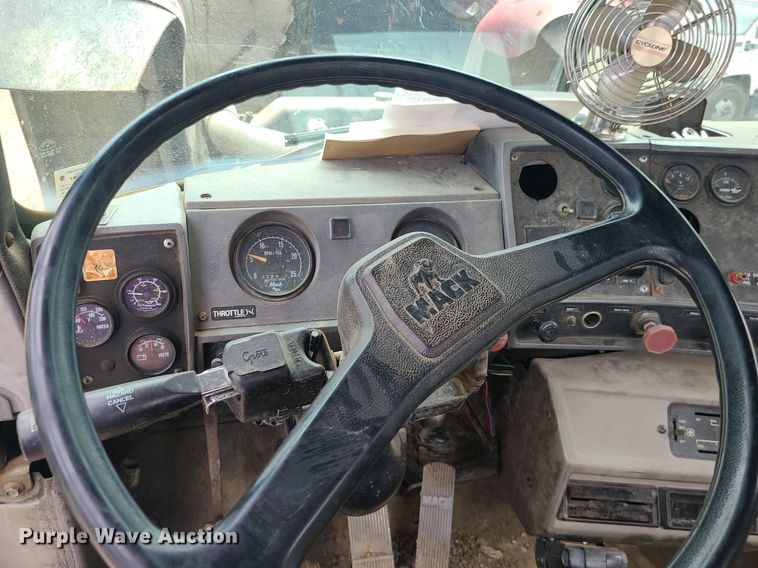 image for item MO9968 1988 Mack R690T  flatbed truck