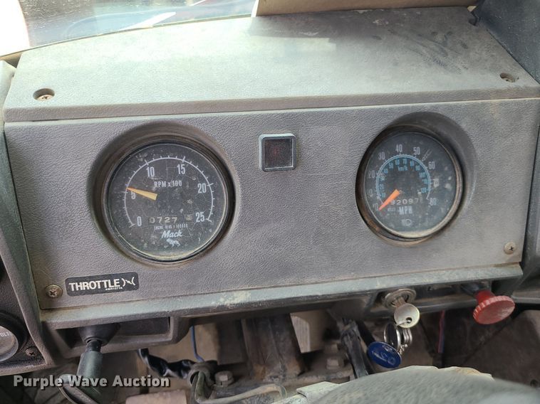 image for item MO9968 1988 Mack R690T  flatbed truck