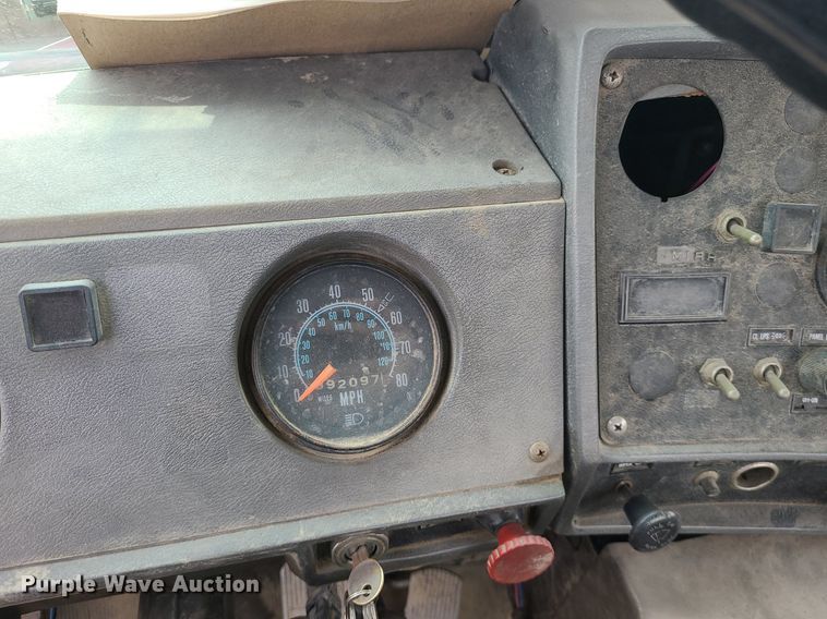 image for item MO9968 1988 Mack R690T  flatbed truck