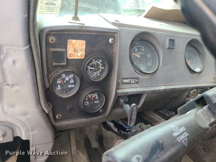 image for item MO9968 1988 Mack R690T  flatbed truck