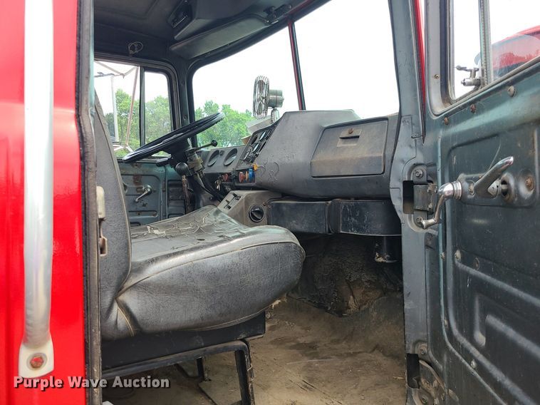 image for item MO9968 1988 Mack R690T  flatbed truck