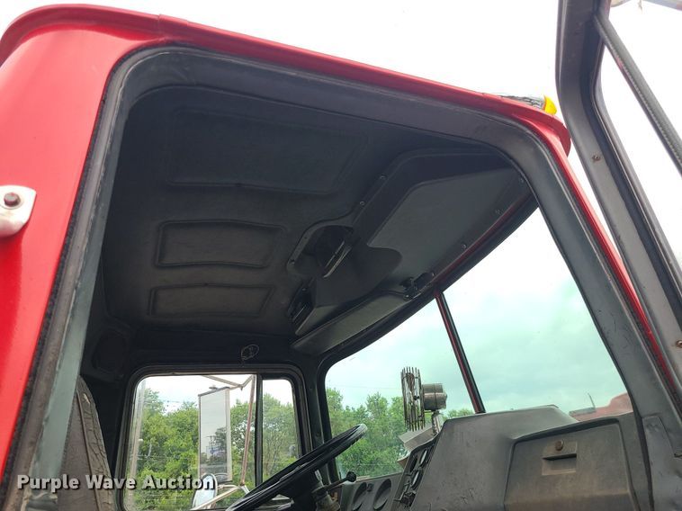 image for item MO9968 1988 Mack R690T  flatbed truck