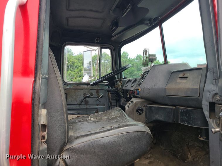 image for item MO9968 1988 Mack R690T  flatbed truck