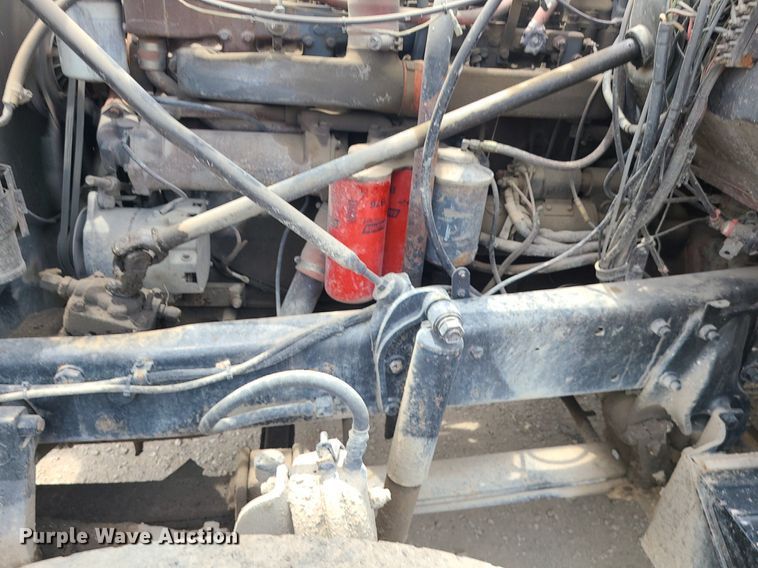 image for item MO9968 1988 Mack R690T  flatbed truck