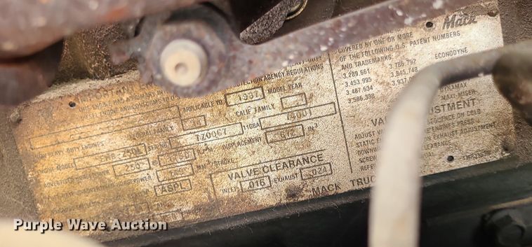 image for item MO9968 1988 Mack R690T  flatbed truck