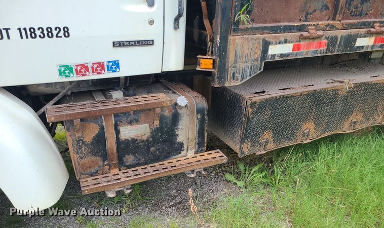 image for item MO9969 1999 Sterling L-Line  dump truck