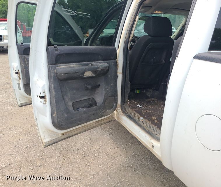 image for item MO9970 2012 Chevrolet Silverado 2500HD  Crew Cab pickup truck