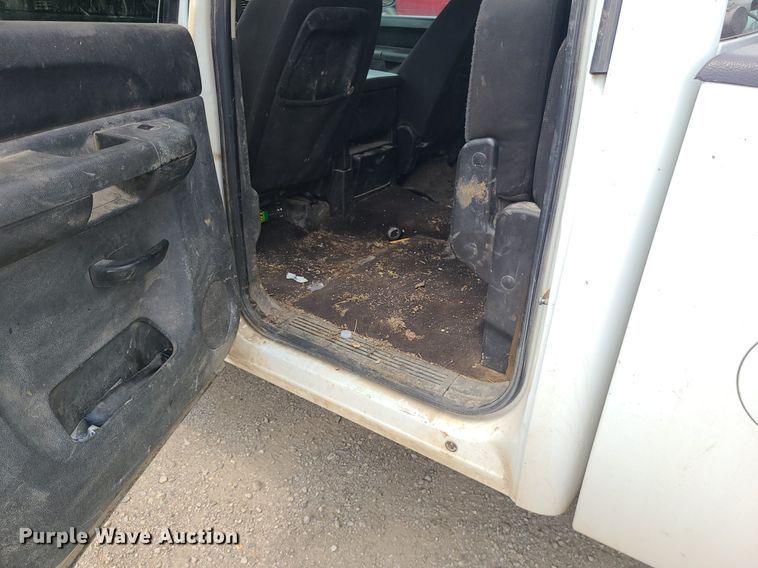 image for item MO9970 2012 Chevrolet Silverado 2500HD  Crew Cab pickup truck