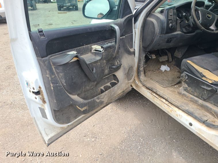 image for item MO9970 2012 Chevrolet Silverado 2500HD  Crew Cab pickup truck