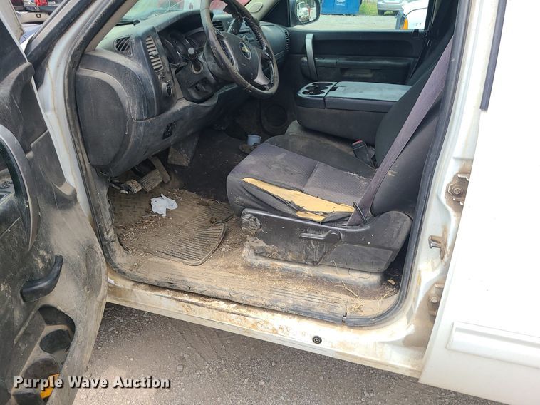 image for item MO9970 2012 Chevrolet Silverado 2500HD  Crew Cab pickup truck