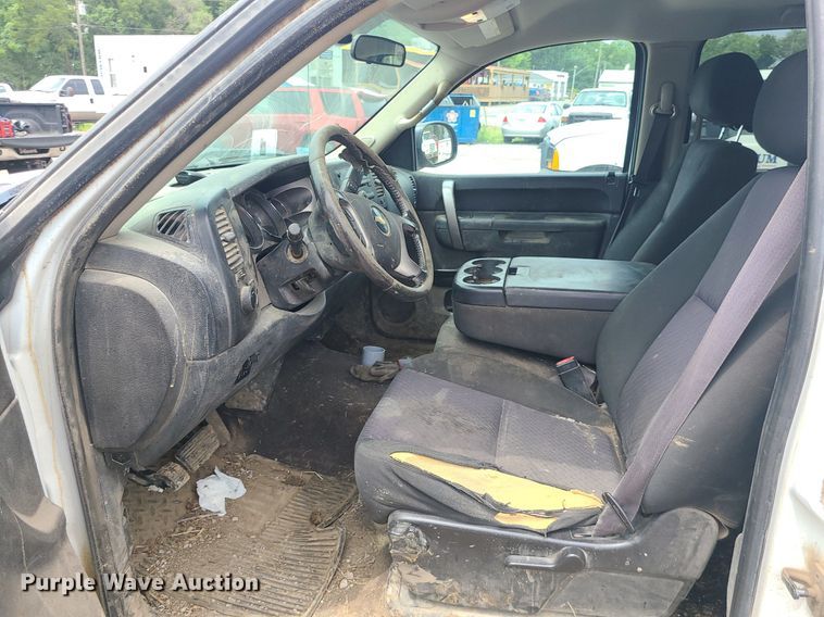 image for item MO9970 2012 Chevrolet Silverado 2500HD  Crew Cab pickup truck