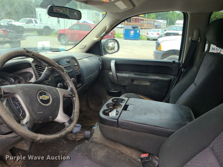 image for item MO9970 2012 Chevrolet Silverado 2500HD  Crew Cab pickup truck