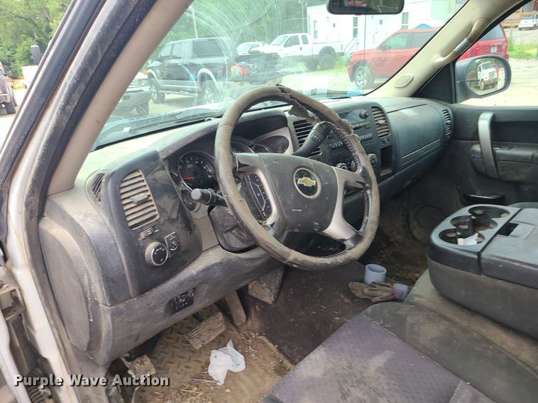 image for item MO9970 2012 Chevrolet Silverado 2500HD  Crew Cab pickup truck