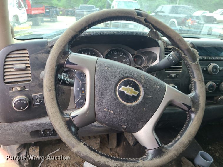 image for item MO9970 2012 Chevrolet Silverado 2500HD  Crew Cab pickup truck