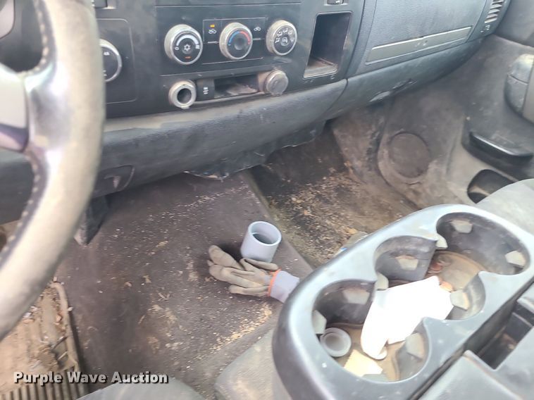 image for item MO9970 2012 Chevrolet Silverado 2500HD  Crew Cab pickup truck