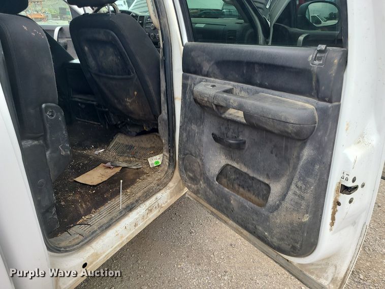 image for item MO9970 2012 Chevrolet Silverado 2500HD  Crew Cab pickup truck