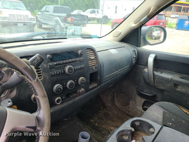 image for item MO9970 2012 Chevrolet Silverado 2500HD  Crew Cab pickup truck