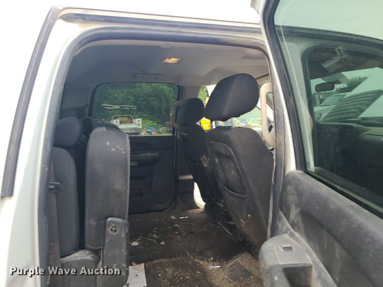 image for item MO9970 2012 Chevrolet Silverado 2500HD  Crew Cab pickup truck