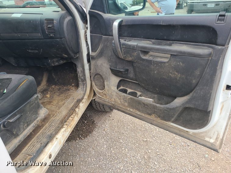 image for item MO9970 2012 Chevrolet Silverado 2500HD  Crew Cab pickup truck