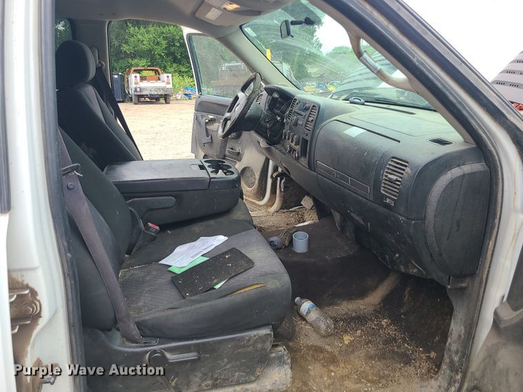 image for item MO9970 2012 Chevrolet Silverado 2500HD  Crew Cab pickup truck