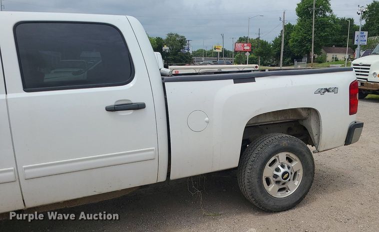image for item MO9970 2012 Chevrolet Silverado 2500HD  Crew Cab pickup truck