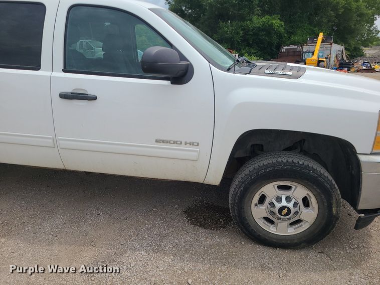 image for item MO9970 2012 Chevrolet Silverado 2500HD  Crew Cab pickup truck
