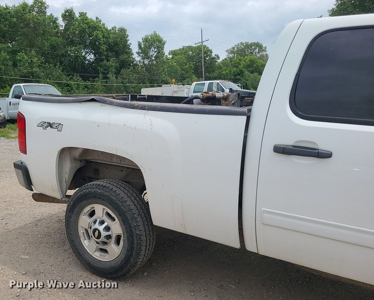 image for item MO9970 2012 Chevrolet Silverado 2500HD  Crew Cab pickup truck
