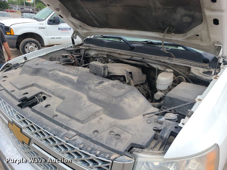 image for item MO9970 2012 Chevrolet Silverado 2500HD  Crew Cab pickup truck