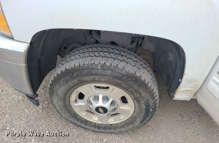 image for item MO9970 2012 Chevrolet Silverado 2500HD  Crew Cab pickup truck