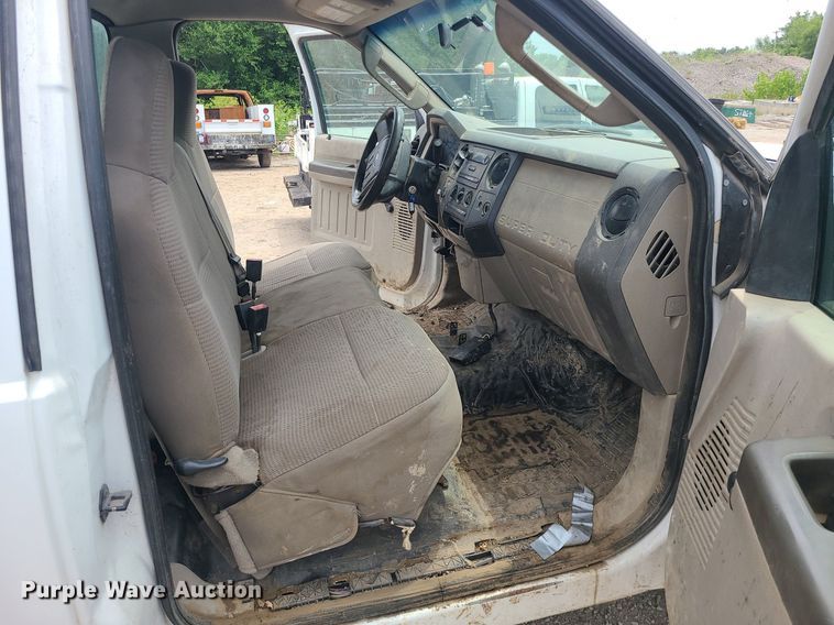 image for item MO9971 2008 Ford F250 Super Duty  utility bed pickup truck