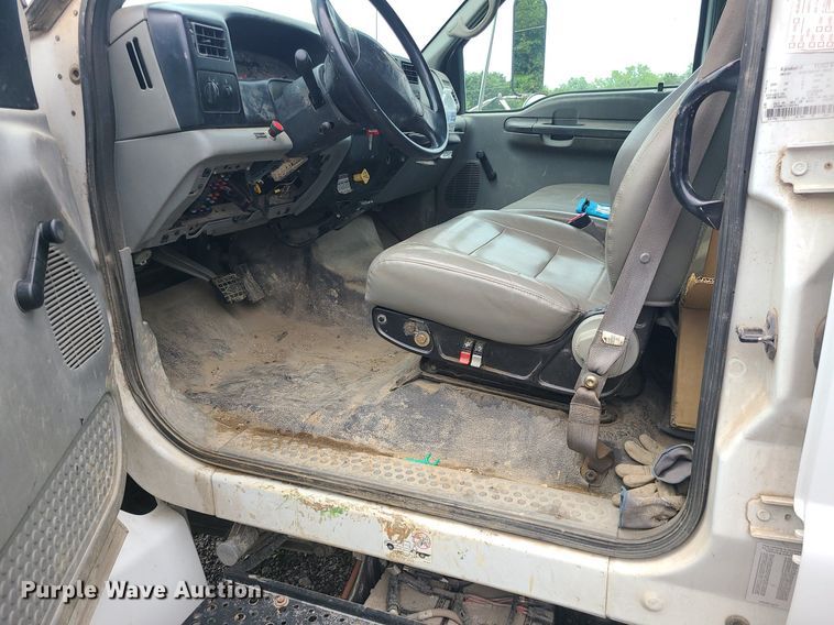 image for item MO9973 2007 Ford F750 Super Duty  utility / service truck