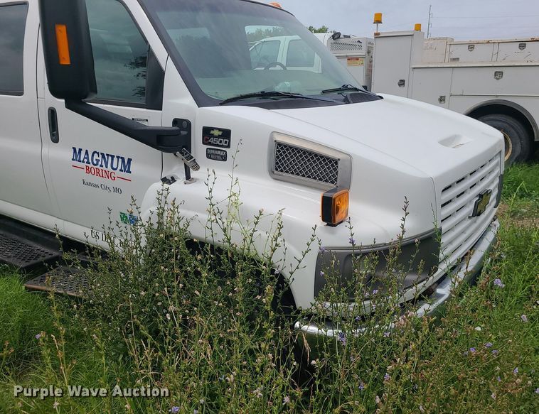 image for item MO9974 2009 Chevrolet C4500  Crew Cab flatbed truck
