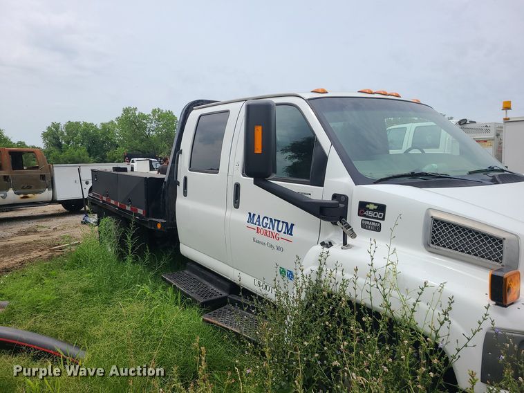 image for item MO9974 2009 Chevrolet C4500  Crew Cab flatbed truck