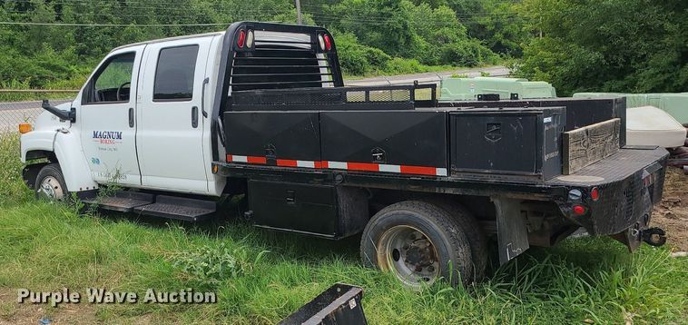 image for item MO9974 2009 Chevrolet C4500  Crew Cab flatbed truck