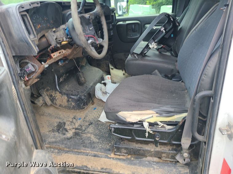 image for item MO9974 2009 Chevrolet C4500  Crew Cab flatbed truck