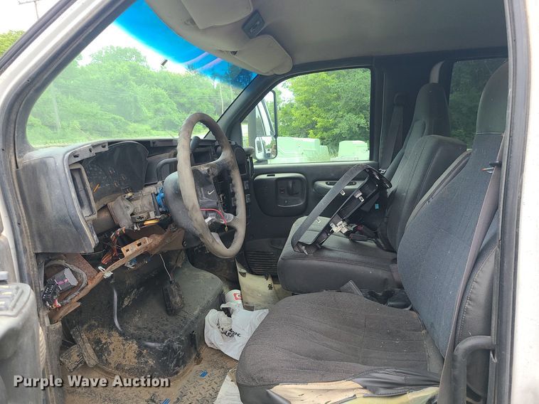 image for item MO9974 2009 Chevrolet C4500  Crew Cab flatbed truck