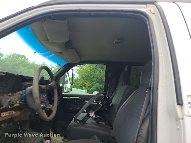 image for item MO9974 2009 Chevrolet C4500  Crew Cab flatbed truck