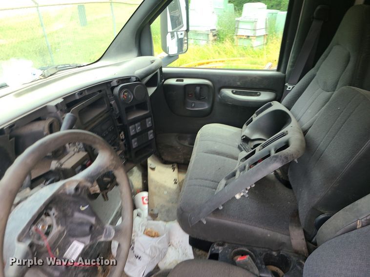 image for item MO9974 2009 Chevrolet C4500  Crew Cab flatbed truck