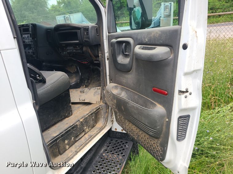 image for item MO9974 2009 Chevrolet C4500  Crew Cab flatbed truck