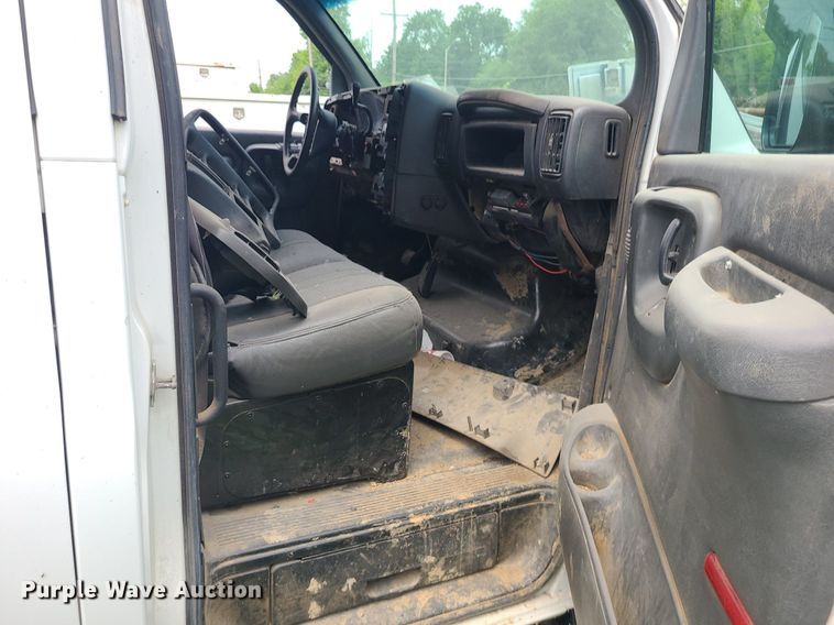 image for item MO9974 2009 Chevrolet C4500  Crew Cab flatbed truck