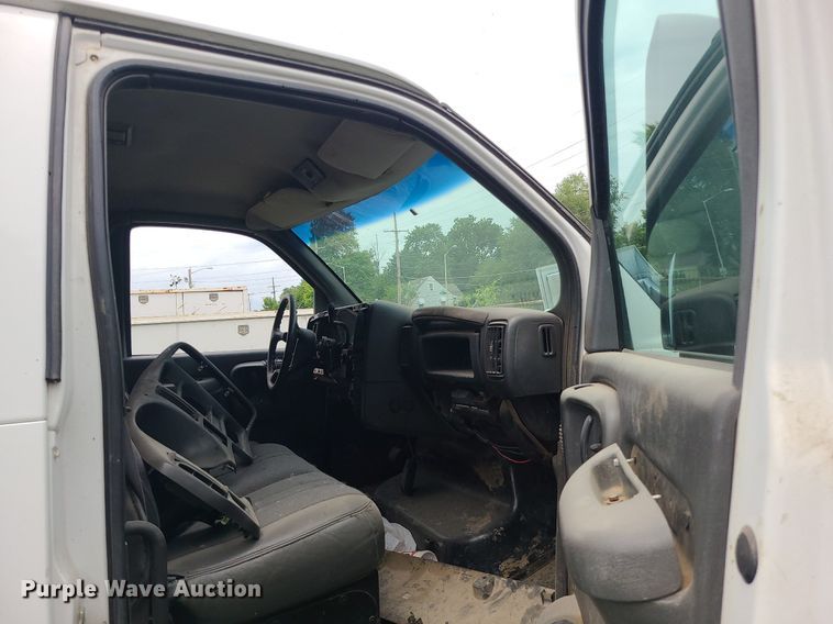 image for item MO9974 2009 Chevrolet C4500  Crew Cab flatbed truck